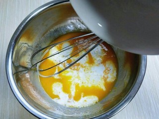 原味戚风蛋糕卷,加入牛奶继续打均匀至看不到牛奶。 再加入玉米油，使油和蛋液完全融合再一起，(色拉油也可以，但是一定要无味的)不建议使用黄油或橄榄油。