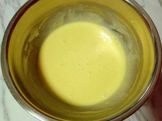 原味戚风蛋糕卷,这样蛋黄糊就做好了，放在旁边备用。(面糊提起打蛋器轻松顺滑的低落下去，且无干粉。)