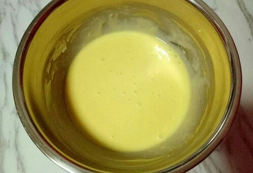 原味戚风蛋糕卷,这样蛋黄糊就做好了，放在旁边备用。(面糊提起打蛋器轻松顺滑的低落下去，且无干粉。)