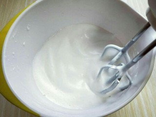 原味戚风蛋糕卷,蛋清泡消失，细腻时再加入三分之一的糖粉，继续打发。