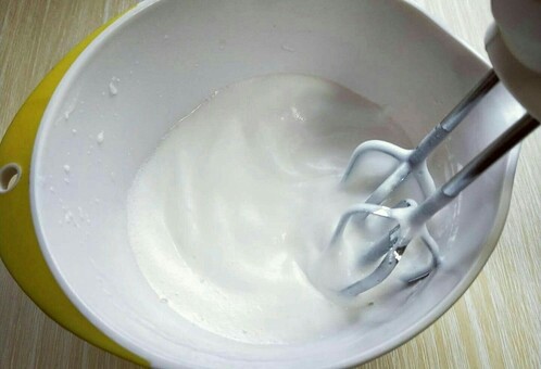 原味戚风蛋糕卷,蛋清泡消失，细腻时再加入三分之一的糖粉，继续打发。
