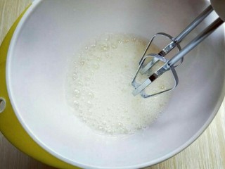原味戚风蛋糕卷,电动打蛋器将蛋白告诉打发至呈现鱼眼泡时候，加入三分之糖粉，继续高速打发。
