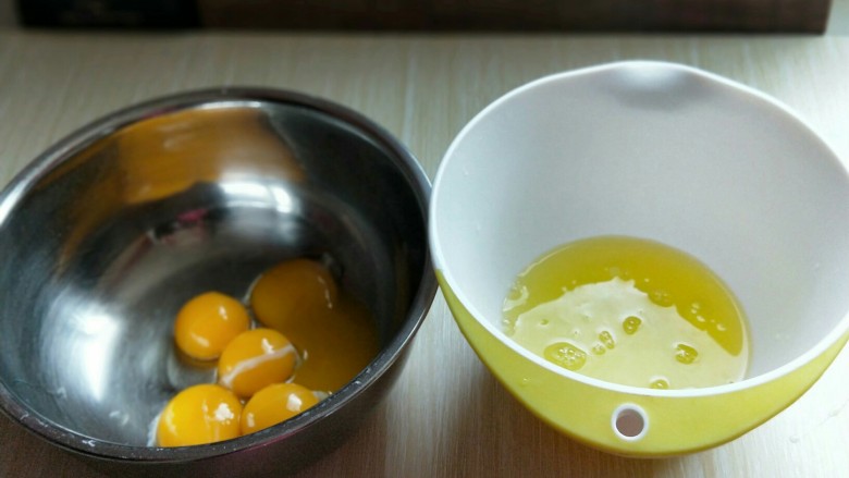 原味戚风蛋糕卷,蛋黄和蛋清，分别再无油无水的容器里