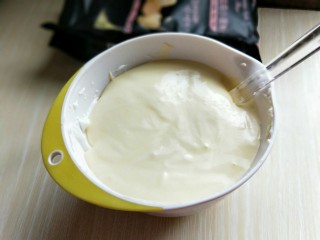 原味戚风蛋糕卷,最后将蛋黄糊倒入蛋白霜的容器中，继续翻拌的手法，直至看不到蛋白霜即可。