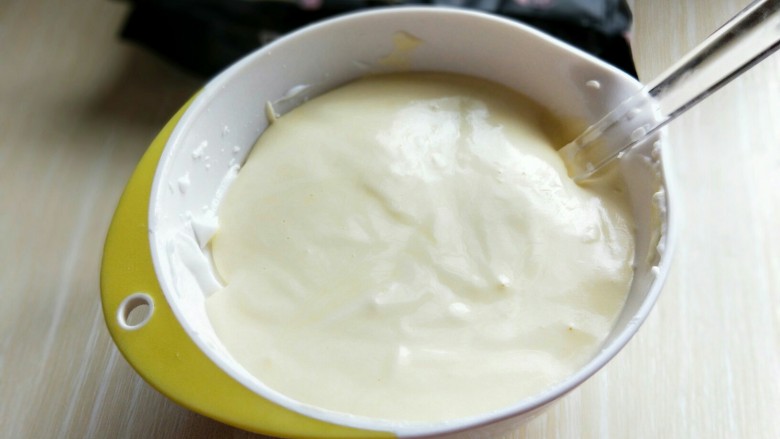 原味戚风蛋糕卷,最后将蛋黄糊倒入蛋白霜的容器中，继续翻拌的手法，直至看不到蛋白霜即可。