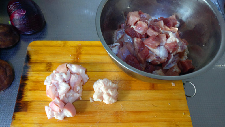 肥而不腻的卤肉饭,将猪肉切成1cm-2cm的小丁，根据自己的口味选择猪肉的肥瘦程度。