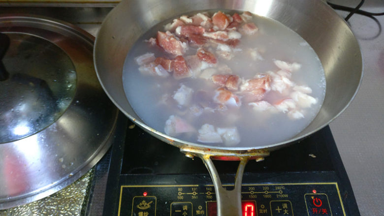 肥而不腻的卤肉饭,锅中填入凉水，加入切好的猪肉丁焯熟，然后捞出，热水冲洗干净备用。