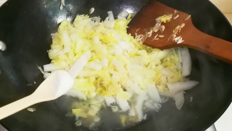 一级虾皮大白菜条,放少许盐，撒入葱花出锅盛盘