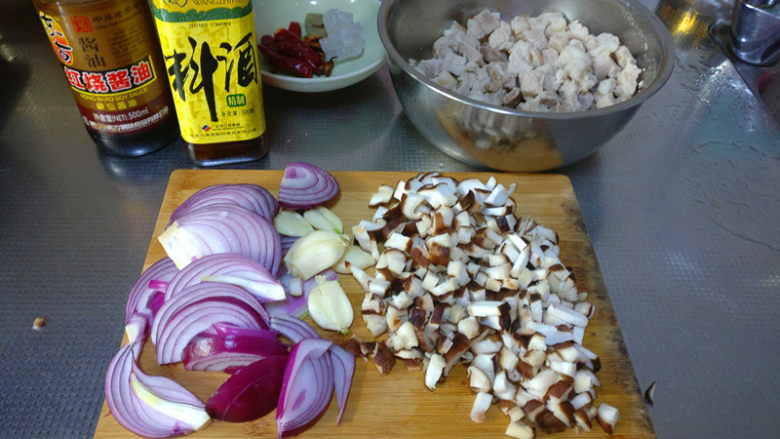 肥而不腻的卤肉饭,将香菇洗净后切成小颗粒。