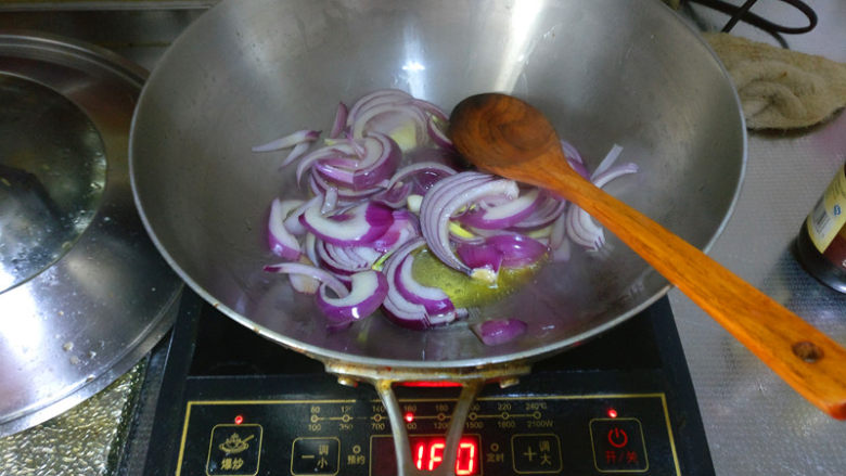 肥而不腻的卤肉饭,锅中加油，将洋葱丝加入锅中炒干。