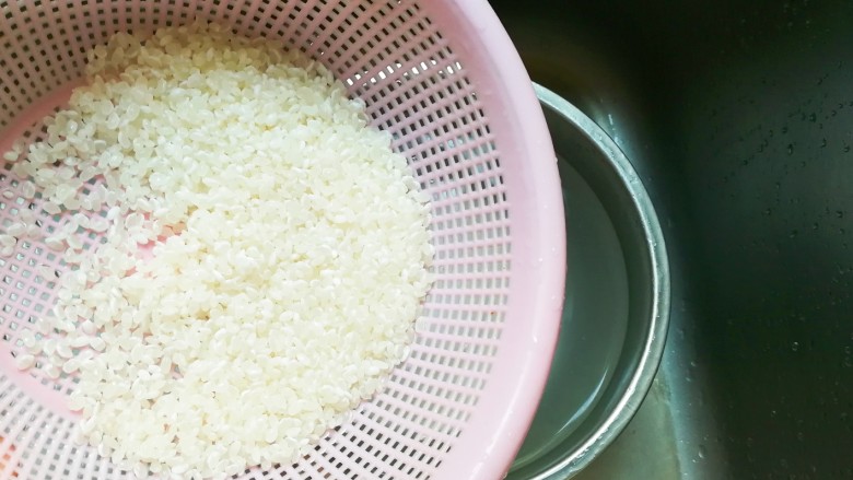 糖桂花枸杞藕片大米粥,沥干水备用