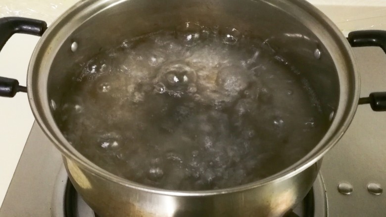 糖桂花枸杞藕片大米粥,同时锅中放入适量水烧开