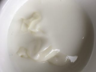 酸奶拉花之可爱龙猫,倒入厚度适中的酸奶，可以自己调制