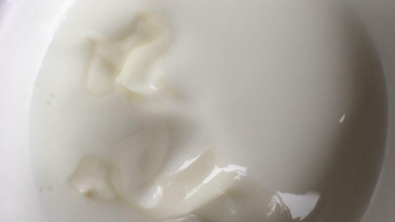 酸奶拉花之可爱龙猫,倒入厚度适中的酸奶，可以自己调制