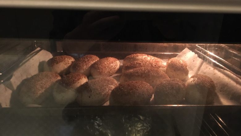 台式甜面包,放入预热200度的烤箱，烘烤10分钟