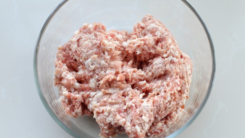 鲜肉包子(一次发酵法),猪肉剁成肉馅放入容器中，肉馅要剁的碎一些