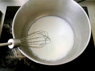 红茶戚风,加热的过程中要用打蛋器不断的搅拌，直至牛奶煮开。