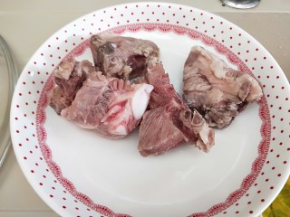 清蒸红菇排骨汤,猪排骨提前开水烫一下捞出来备用。