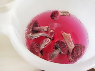 清蒸红菇排骨汤,这会的红菇泡出粉色，千万不要倒掉。