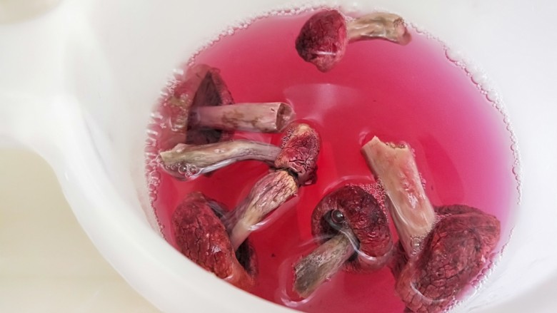 清蒸红菇排骨汤,这会的红菇泡出粉色，千万不要倒掉。