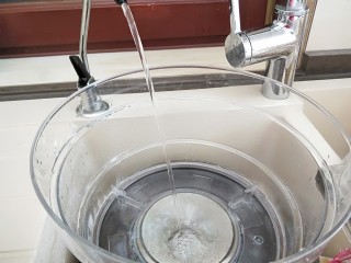 清蒸红菇排骨汤,隔水煲汤锅放水，放入指定的位置。