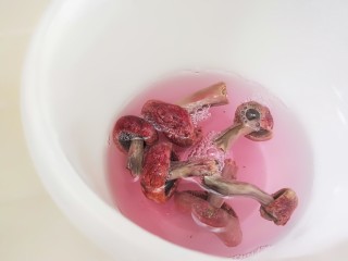 清蒸红菇排骨汤,红菇可以接着泡着。