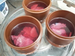 清蒸红菇排骨汤,用泡红菇水均匀倒入忠里。