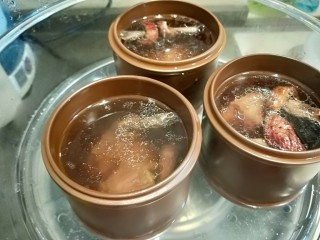 清蒸红菇排骨汤,到时间自动关闭，蒸好了。