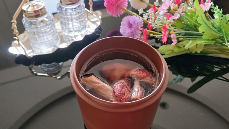 清蒸红菇排骨汤,端上桌就可以喝了。