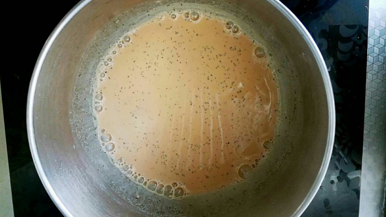 红茶戚风,用手动打蛋器把牛奶和红茶搅拌均匀，让牛奶把红茶完全泡开（可以盖个盖子焖一下）。
