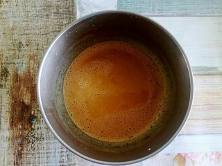 红茶戚风,用手抽把牛奶和玉米油混合均匀。