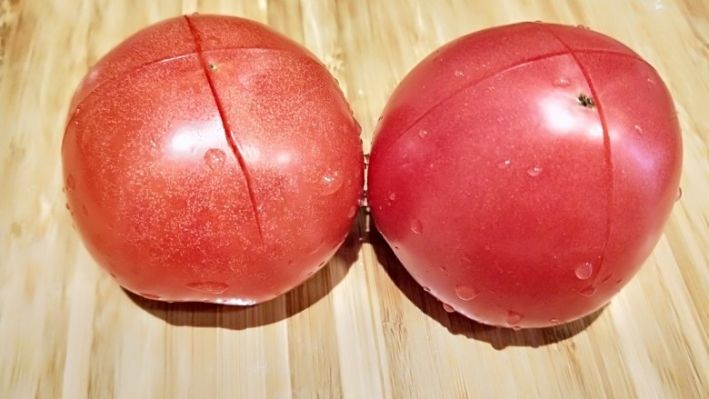 茄汁牛肉,<a style='color:red;display:inline-block;' href='/shicai/ 59'>番茄</a>两个，中间划十字好包皮。