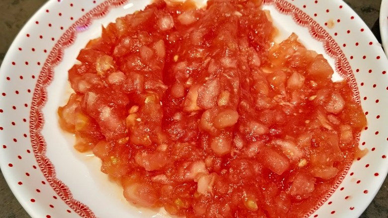 茄汁牛肉,番茄末装盘备用。
