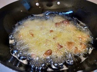 茄汁牛肉,锅中放入500克油烧热，放入牛，不要炸时间长了，变色捞出。