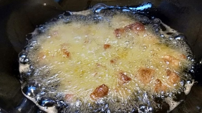 茄汁牛肉,锅中放入500克油烧热，放入牛，不要炸时间长了，变色捞出。
