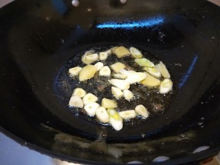 茄汁牛肉,锅中放20花生油烧热，放入葱姜蒜片。
