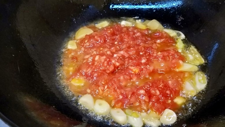 茄汁牛肉,炒出香味放入番茄碎炒出汁。