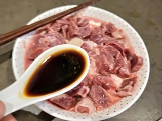 茄汁牛肉,酱油20克，用筷子搅拌均匀，腌制半小时。
