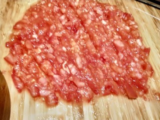 茄汁牛肉,开水烧里烫一下捞出来，去皮切碎末。