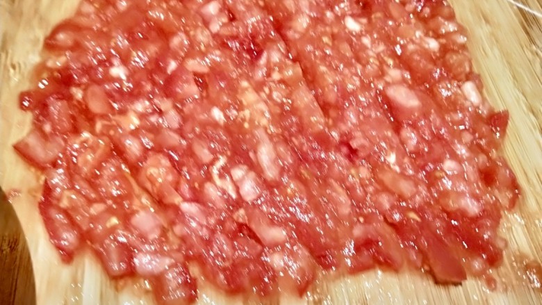 茄汁牛肉,开水烧里烫一下捞出来，去皮切碎末。