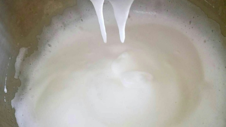 红茶戚风,蛋白中仍然有气泡，但是提起打蛋器蛋白不会低落，加入第二次的糖继续打发。
