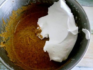 红茶戚风,取三分之一加入蛋黄糊中，用刮刀切拌或者手抽拌匀。