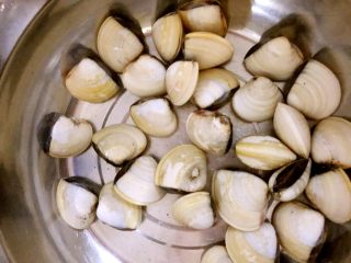 白贝冬瓜汤,白贝放在淡盐水中养着，用时取出，用刷子刷干净贝壳表面，沥干水分。