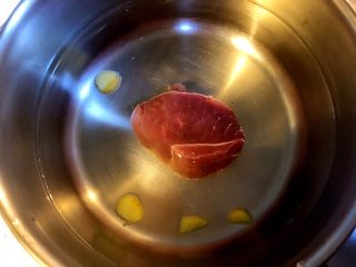白贝冬瓜汤,冷水下锅，加入姜片和料酒，给瘦肉飞水。