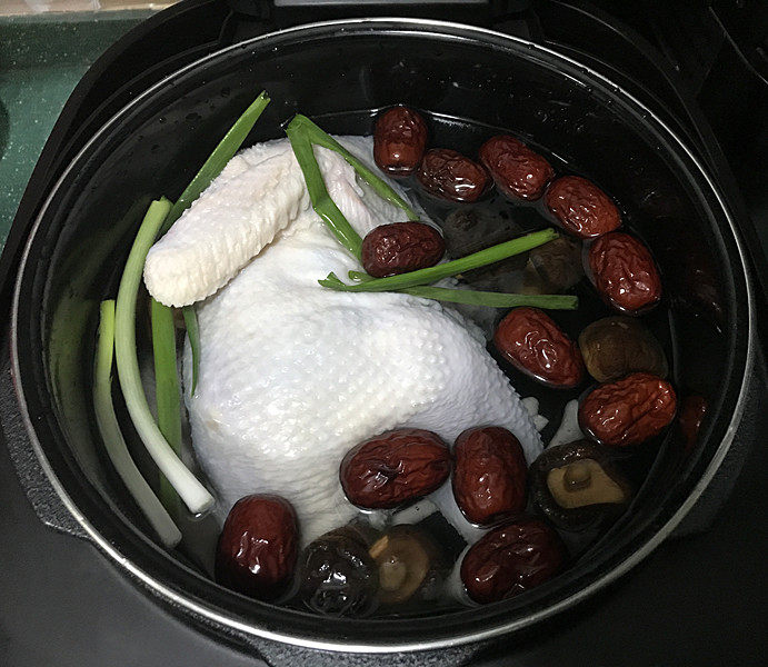 香菇红枣炖鸡汤,倒入适量清水后再放入电压力锅中
