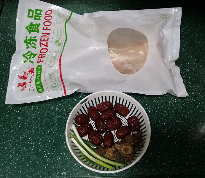 香菇红枣炖鸡汤,备好食材