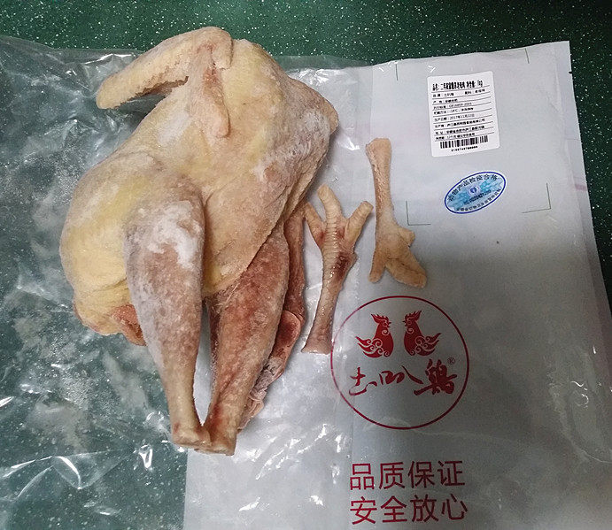 香菇红枣炖鸡汤,将鸡子提前取出、放至室内自然化冻