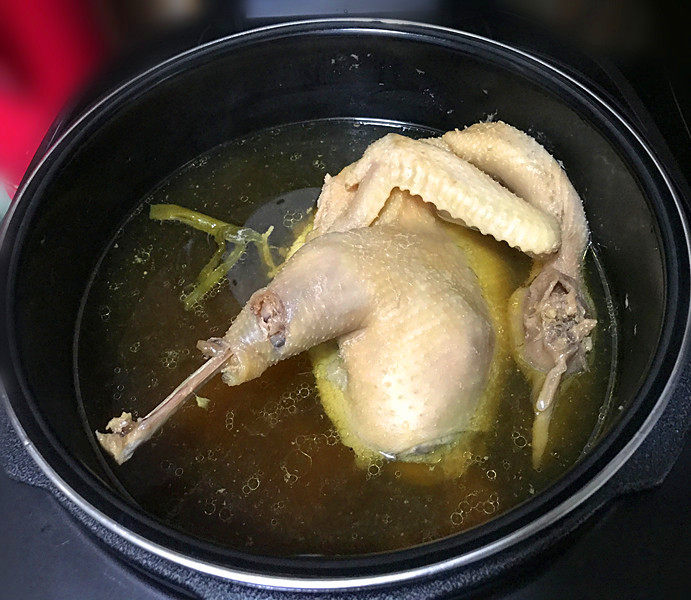 香菇红枣炖鸡汤,打开上盖，带着浓香和枣甜的老母鸡汤就炖好了