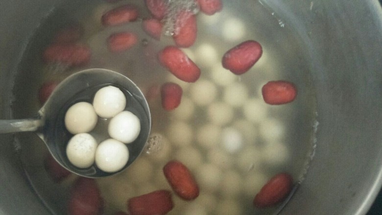 红枣蛋花汤圆,放入汤丸和冰糖煮