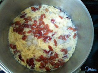 红枣蛋花汤圆,放入鸡蛋液搅拌一下，让鸡蛋散开，煮沸后关火。